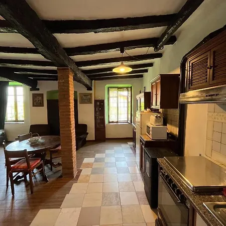 Borgo Antico Di Tra Laghi E Monti *